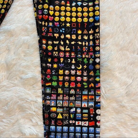 Zara Terez Emoji Capris Leggings, Size Small - Picture 8 of 10
